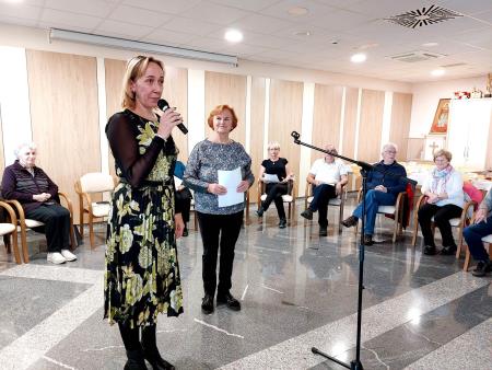 Vse nastopajoče je pozdravila direktorica Doma Taber Martina Martinčič, likovnikom pa se je zahvalila za dolgoletno odlično sodelovanje